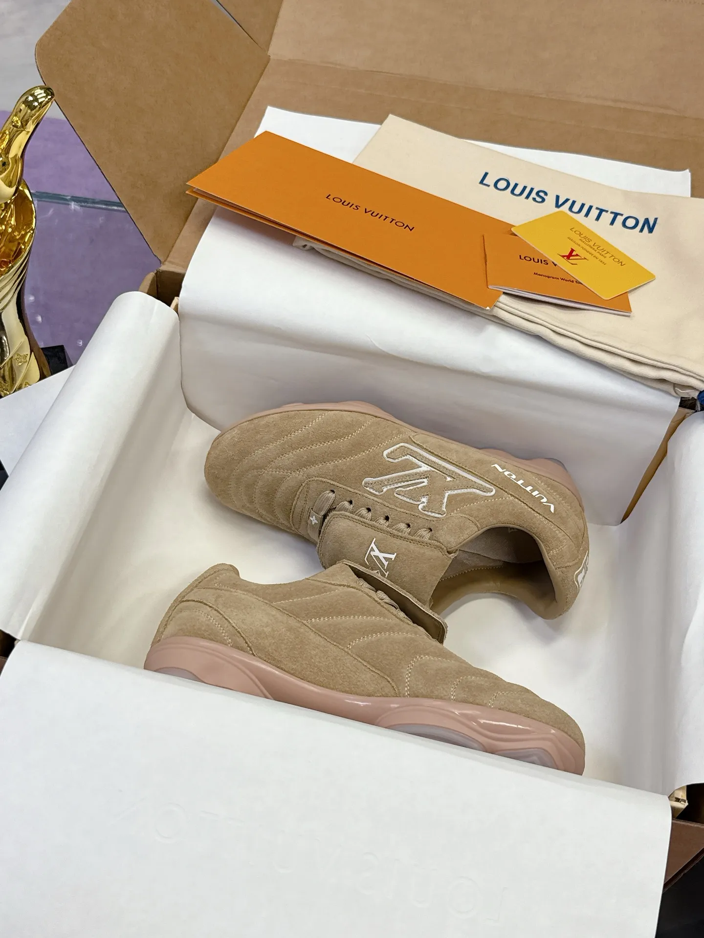 Factory price: 700💰 2025 new LV sneakers for couples, 🔥🔥🔥You will look fashionable when you wear them ❤️ LV football shoe series 💗 This Footprint Soccer sneaker was unveiled in the 2025 spring and summer series fashion show. It is the first sneaker designed by Pharrell Williams inspired by football shoes. The shoes are inspired by football, a sport that spans generations and cultures💎, echoing the theme of unity and universal participation in the 2025 spring and summer series fashion show. The shoe is known for its sleek design, with the dynamic IV Initials logo embellished on the side, the Lvers United emblem inspired by the football team on the tongue, and the sole patterned rubber sole decorated with multiple Louis Vuitton logos. Stylish and casual wear, a trend-setter in the fashion industry. Made of imported cowhide with full craftsmanship💓 Number of sizes (women’s 35-41, women’s 41 customized) (men’s 39-46, 45-46 customized)